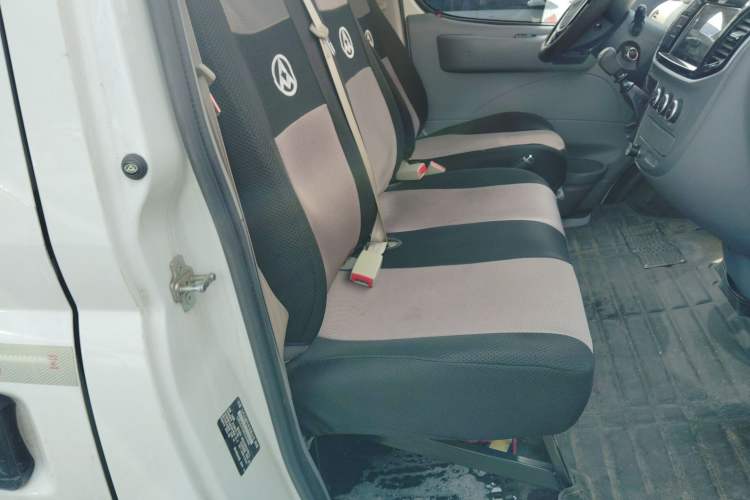 Used SAIC MAXUS Xintu V80 2023 2.0T Manual Classic City Delivery King Short Wheelbase Ultra-Low Roof 3-Seater Right Front Seat