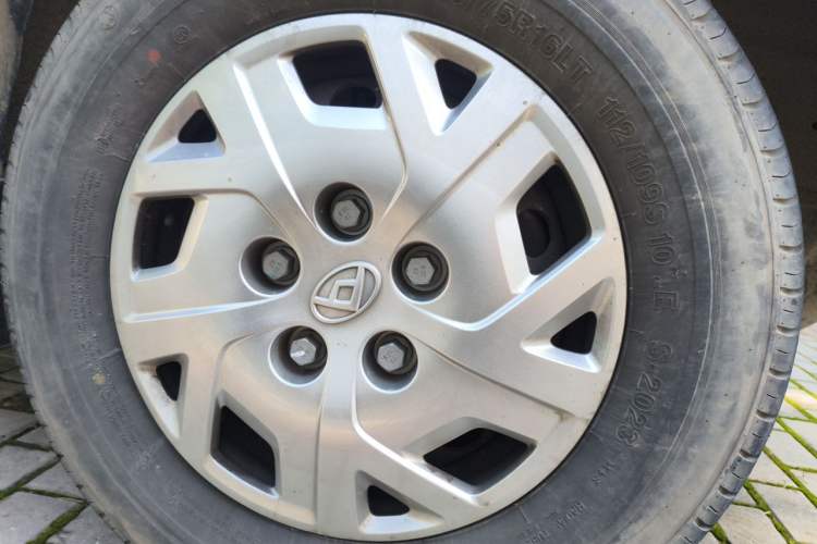 Used SAIC MAXUS Xintu V80 2023 2.0T AMT Classic Aoyuntong Short Wheelbase Mid-Roof 5/6-Seater Right Front Wheel Hub