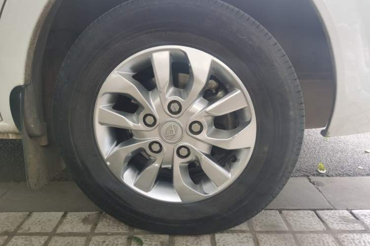 Used SAIC MAXUS Xintu V80 2023 2.0T AMT Classic Aoyuntong Short Wheelbase Ultra-Low Roof 5/6-Seater Right Front Wheel Hub