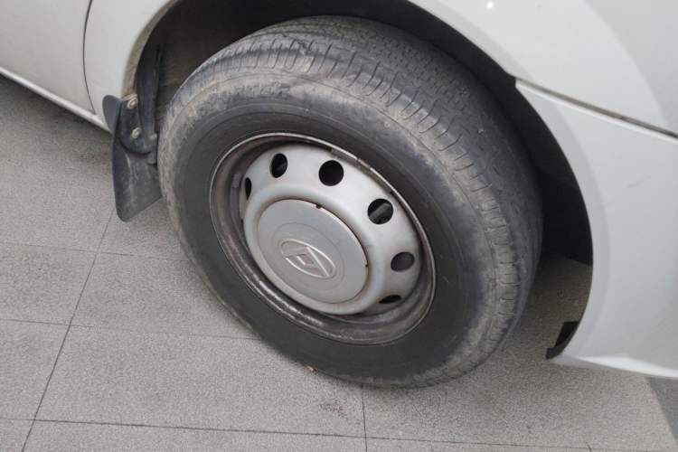Used SAIC MAXUS Xintu V80 2023 2.0T AMT Classic Aoyuntong Long Wheelbase Ultra-Low Roof with 6/7/8/9 Seats Right Front Wheel Hub