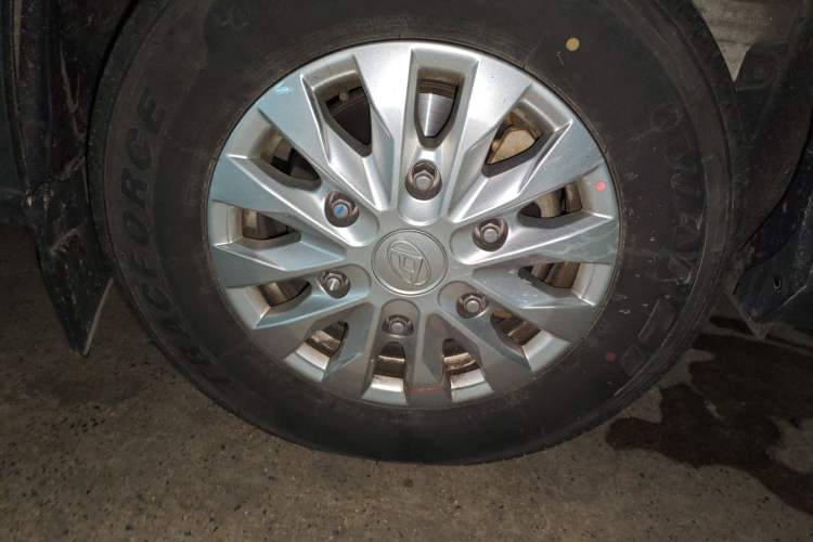 Used SAIC MAXUS Xintu V80  Right Front Wheel Hub