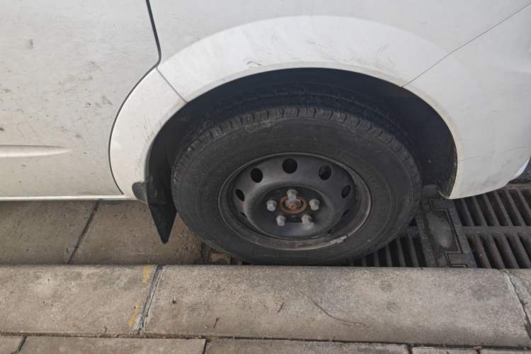 Used SAIC MAXUS Xintu V80 2023 2.0T Manual Classic Aoyuntong Long Wheelbase Mid-Height 6/7/8/9-Seater Right Front Wheel Hub