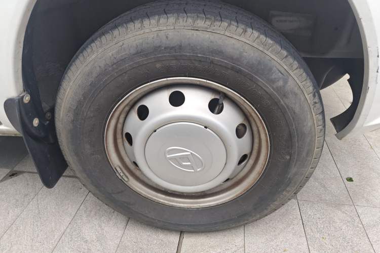 Used SAIC MAXUS Xintu V80 2023 2.0T AMT Classic Aoyuntong Short Wheelbase Mid-Roof 5/6-Seater Right Front Wheel Hub