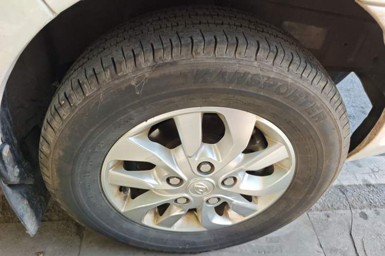 Used SAIC MAXUS Xintu V80 2023 2.0T PLUS AMT City Edition Short Wheelbase Ultra-Low Roof 5/6-Seater Right Front Wheel Hub