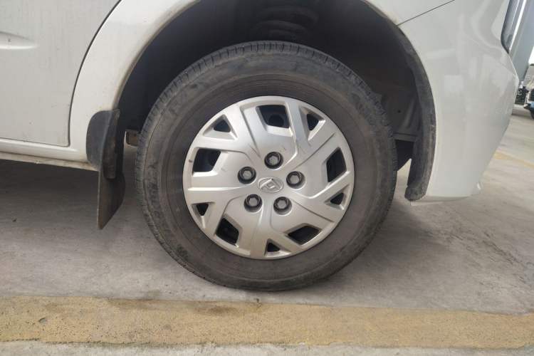 Used SAIC MAXUS Xintu V80 2023 2.0T Manual Classic Aoyuntong Short Wheelbase Ultra-Low Roof 5/6-Seater Right Front Wheel Hub