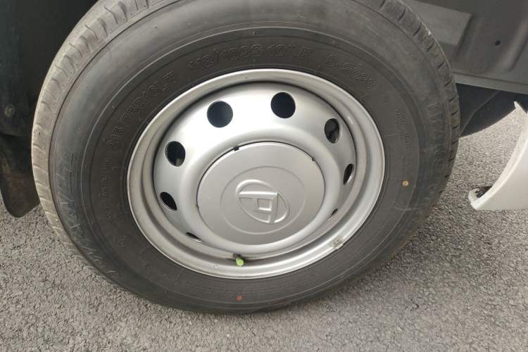 Used SAIC MAXUS Xintu V80 2023 2.0T Manual Classic Aoyuntong Short Wheelbase Mid-Roof 7/8/9-Seater Right Front Wheel Hub