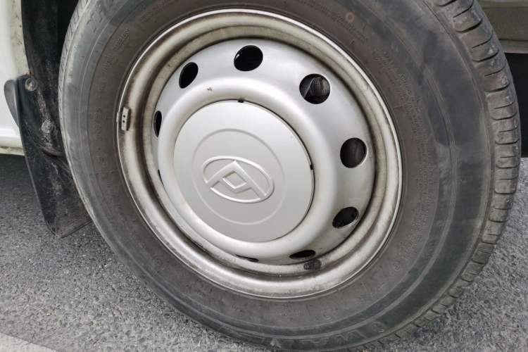 Used SAIC MAXUS Xintu V80  Right Front Wheel Hub