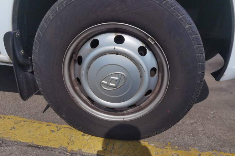 Used SAIC MAXUS Xintu V80 2023 2.0T Manual Classic Aoyuntong Short Wheelbase Mid-Roof 5/6-Seater Right Front Wheel Hub