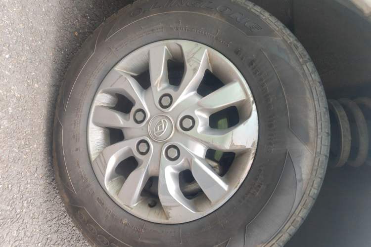 Used SAIC MAXUS Xintu V80 2023 2.0T Manual Classic Aoyuntong Power Version Long Wheelbase Mid-Roof Design 6/7/8/9-Seater Right Front Wheel Hub