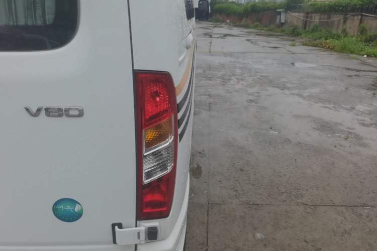 Used SAIC MAXUS Xintu V80 2023 2.0T Manual Classic Aoyuntong Long Wheelbase Ultra-Low Roof 6/7/8/9-Seater Right Rear Taillight