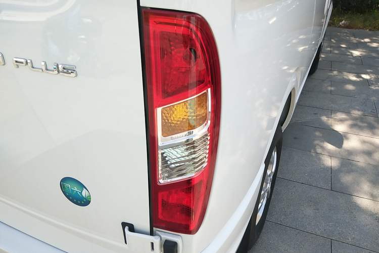 Used SAIC MAXUS Xintu V80 2023 2.0T PLUS AMT All-Rounder Short Wheelbase Mid-Roof 5/6-Seater Right Rear Taillight