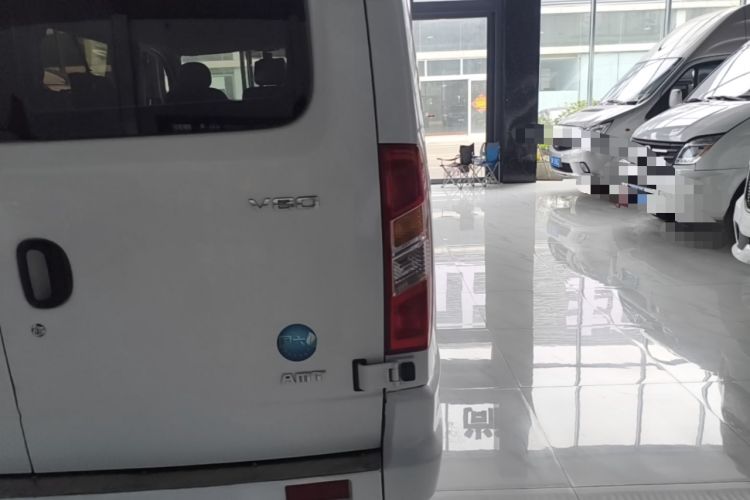 Used SAIC MAXUS Xintu V80 2023 2.0T AMT Classic Aoyuntong Long Wheelbase Mid-Height 6/7/8/9-Seater Right Rear Taillight