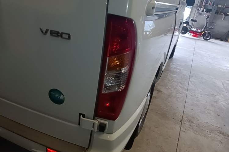 Used SAIC MAXUS Xintu V80 2023 2.0T Manual Classic Aoyuntong Short Wheelbase Ultra-Low Roof 7/8/9-Seater Right Rear Taillight