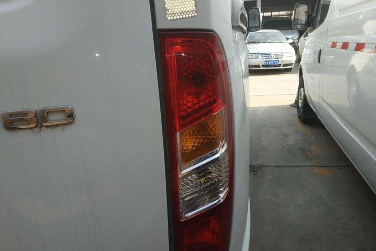 Used SAIC MAXUS Xintu V80 2023 2.0T Manual Classic City Delivery King Short Wheelbase Mid-Roof 3-Seater Right Rear Taillight