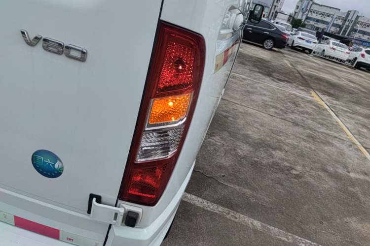 Used SAIC MAXUS Xintu V80 2023 2.0T Manual Classic City Delivery King Long Wheelbase Mid-Roof 3-Seater Right Rear Taillight