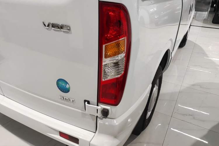 Used SAIC MAXUS Xintu V80 2023 2.0T AMT Classic Aoyuntong Short Wheelbase Mid-Roof 5/6-Seater Right Rear Taillight