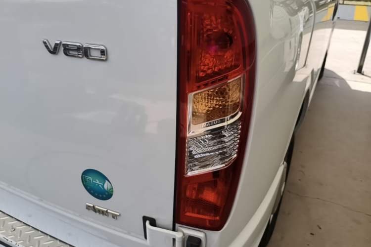 Used SAIC MAXUS Xintu V80 2023 2.0T AMT Classic Aoyuntong Short Wheelbase Mid-Roof 5/6-Seater Right Rear Taillight