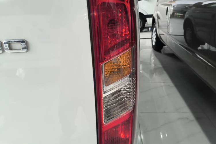 Used SAIC MAXUS Xintu V80 2023 2.0T AMT Classic Aoyuntong Short Wheelbase Mid-Roof 5/6-Seater Right Rear Taillight