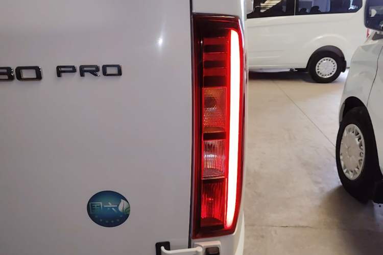 Used SAIC MAXUS Xintu V80 2023 2.0T Manual Classic Aoyuntong Short Wheelbase Mid-Roof 5/6-Seater Right Rear Taillight
