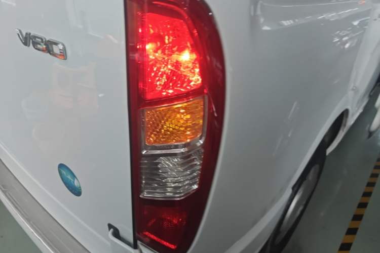 Used SAIC MAXUS Xintu V80 2023 2.0T Manual Classic Aoyuntong Long Wheelbase Mid-Height 6/7/8/9-Seater Right Rear Taillight