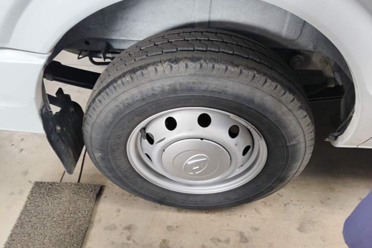 Used SAIC MAXUS Xintu V80 2023 2.0T Manual Classic Aoyuntong Long Wheelbase Mid-Height 6/7/8/9-Seater Right Rear Wheel Hub