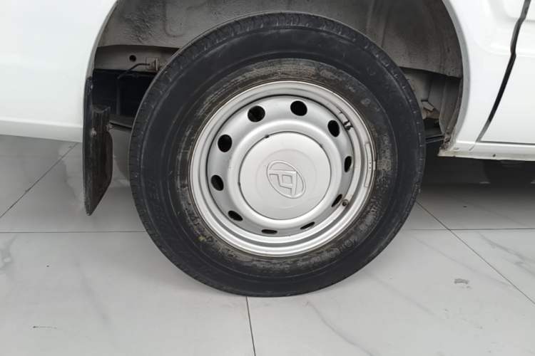 Used SAIC MAXUS Xintu V80 2023 2.0T Manual Classic Aoyuntong Short Wheelbase Mid-Roof 5/6-Seater Right Rear Wheel Hub