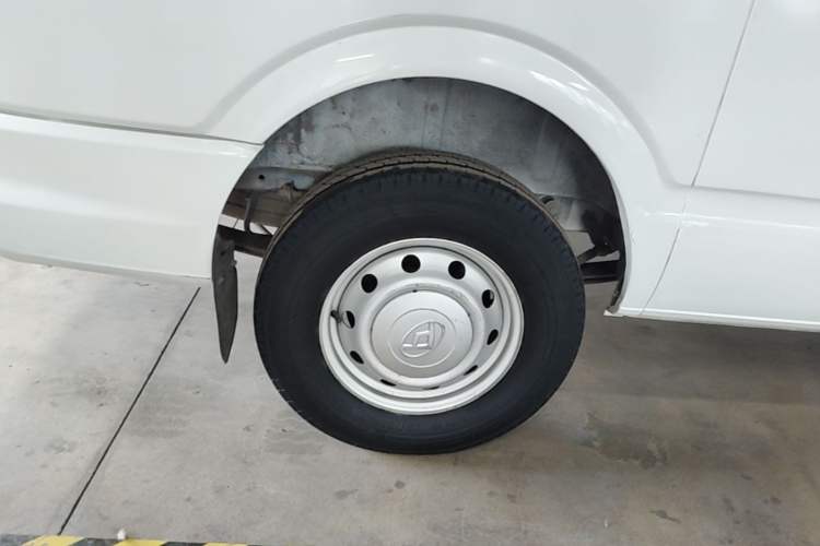 Used SAIC MAXUS Xintu V80 2023 2.0T Manual Classic Aoyuntong Long Wheelbase Mid-Height 6/7/8/9-Seater Right Rear Wheel Hub