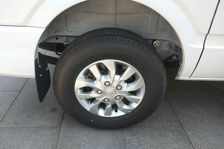 Used SAIC MAXUS Xintu V80 2023 2.0T PLUS AMT All-Rounder Short Wheelbase Mid-Roof 5/6-Seater Right Rear Wheel Hub