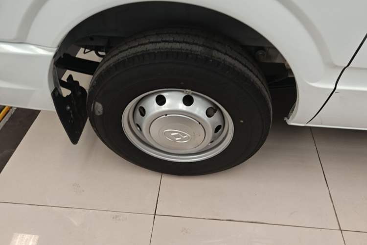 Used SAIC MAXUS Xintu V80 2023 2.0T Manual Classic Aoyuntong Short Wheelbase Mid-Roof 5/6-Seater Right Rear Wheel Hub