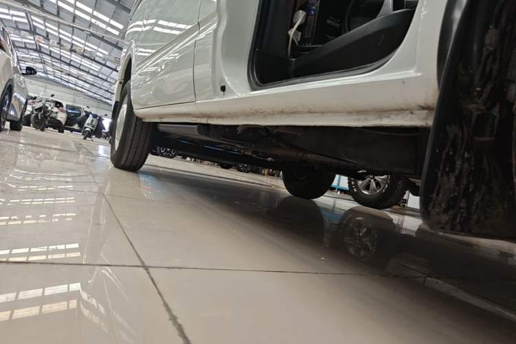 Used SAIC MAXUS Xintu V80 2023 2.0T Manual Classic Aoyuntong Short Wheelbase Mid-Roof 5/6-Seater Right Side Sill