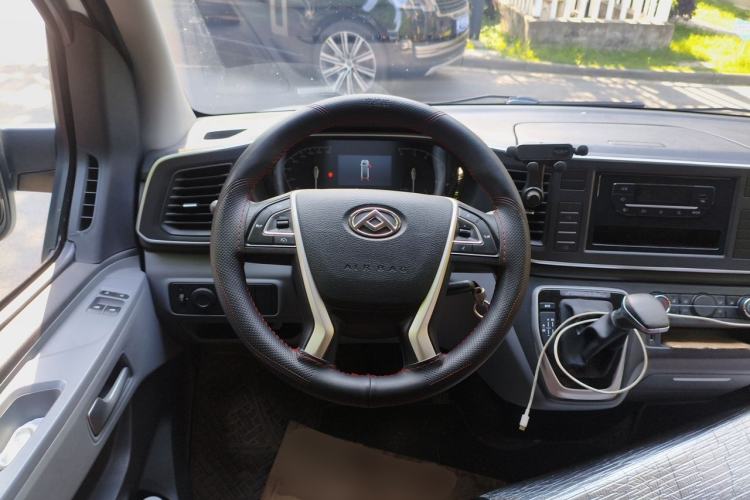Used SAIC MAXUS Xintu V80 2023 2.0T AMT Classic Aoyuntong Short Wheelbase Mid-Roof 5/6-Seater Steering Wheel