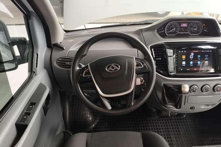 Used SAIC MAXUS Xintu V80 2023 2.0T Manual Classic Aoyuntong Short Wheelbase Mid-Roof 5/6-Seater Steering Wheel