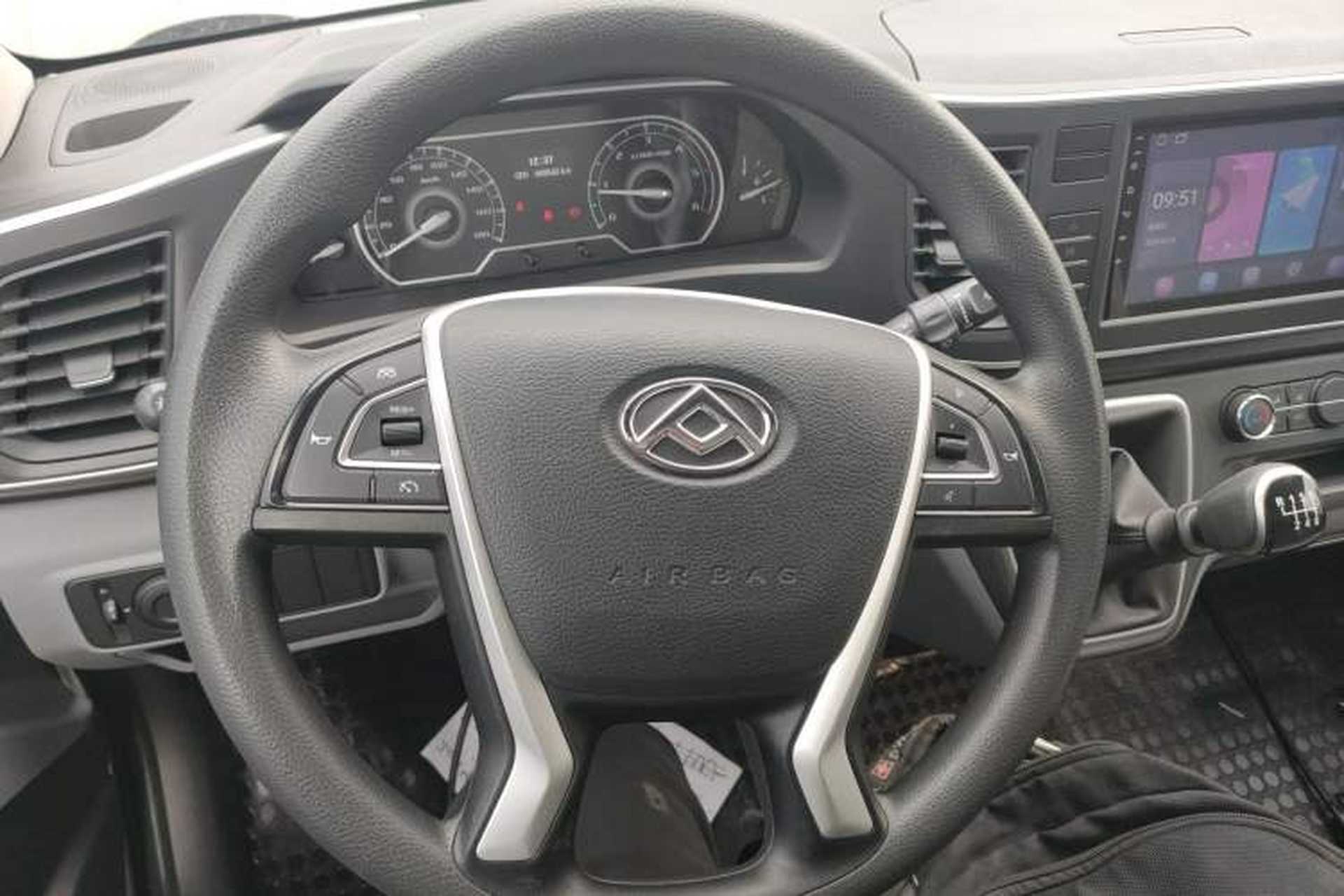 Used SAIC MAXUS Xintu V80 2023 2.0T Manual Classic City Delivery King Short Wheelbase Mid-Roof 3-Seater Steering Wheel