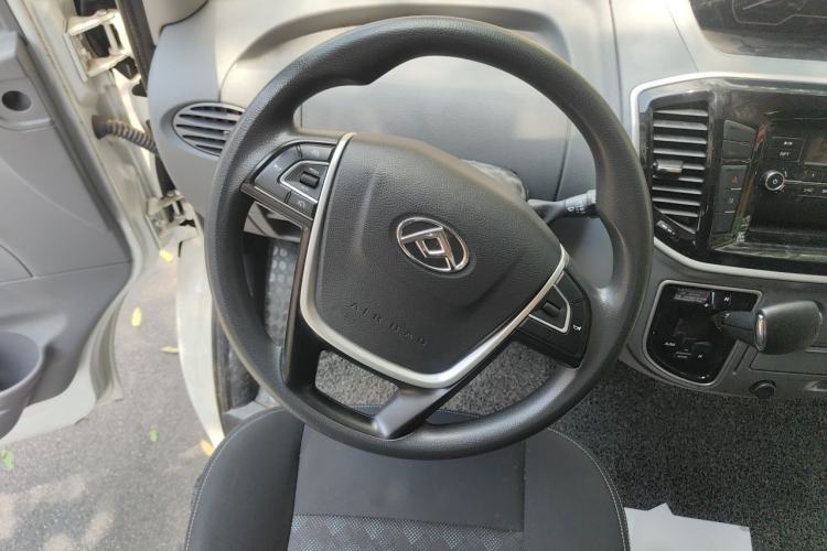 Used SAIC MAXUS Xintu V80 2023 2.0T AMT Classic Aoyuntong Short Wheelbase Mid-Roof 5/6-Seater Steering Wheel