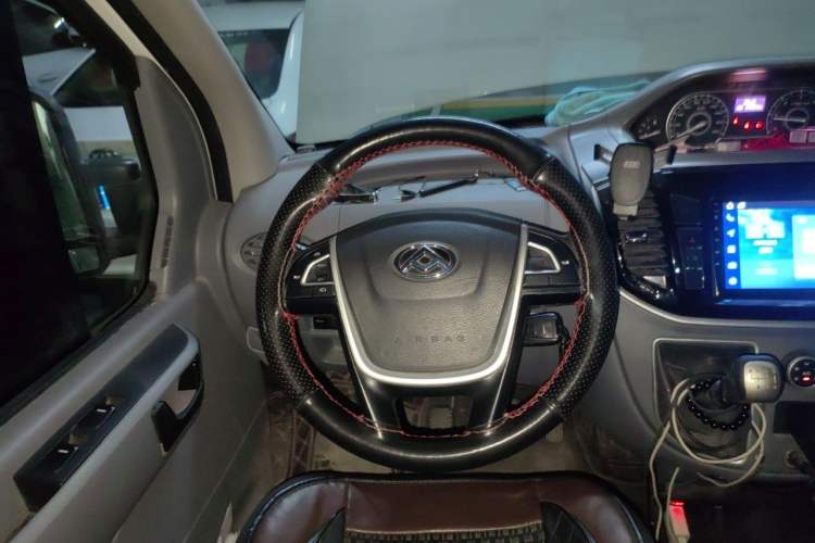 Used SAIC MAXUS Xintu V80 2023 2.0T Manual Classic Aoyuntong Short Wheelbase Ultra-Low Roof 5/6-Seater Steering Wheel