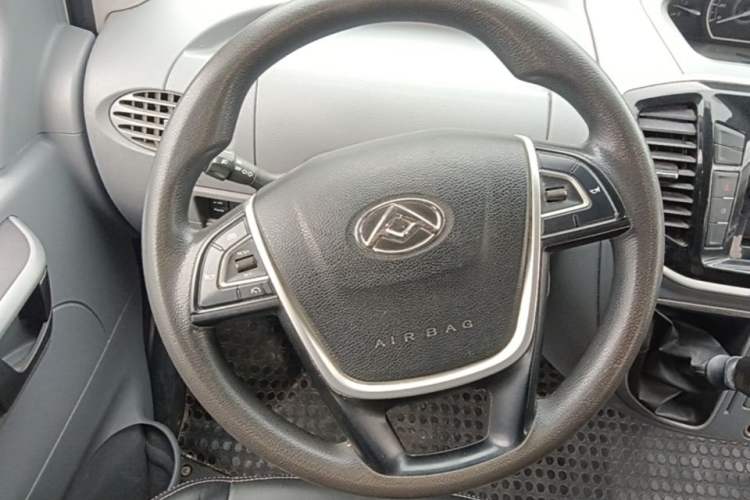 Used SAIC MAXUS Xintu V80 2023 2.0T Manual Classic Aoyuntong Short Wheelbase Mid-Roof 5/6-Seater Steering Wheel