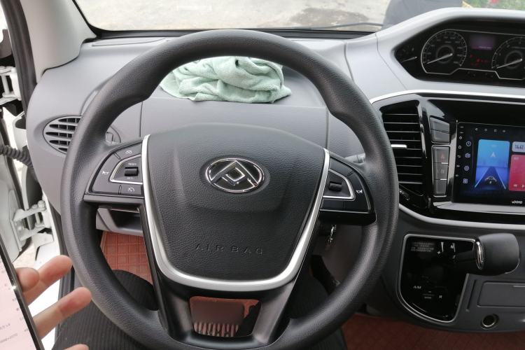 Used SAIC MAXUS Xintu V80 2023 2.0T AMT Classic Aoyuntong Power Version Short Wheelbase Mid-Roof Design 5/6 Seats Steering Wheel