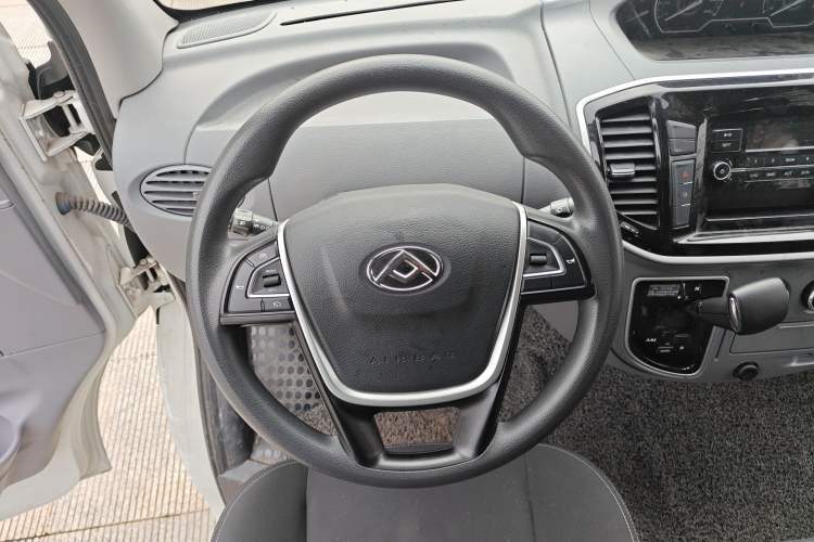 Used SAIC MAXUS Xintu V80 2023 2.0T AMT Classic Aoyuntong Short Wheelbase Mid-Roof 5/6-Seater Steering Wheel