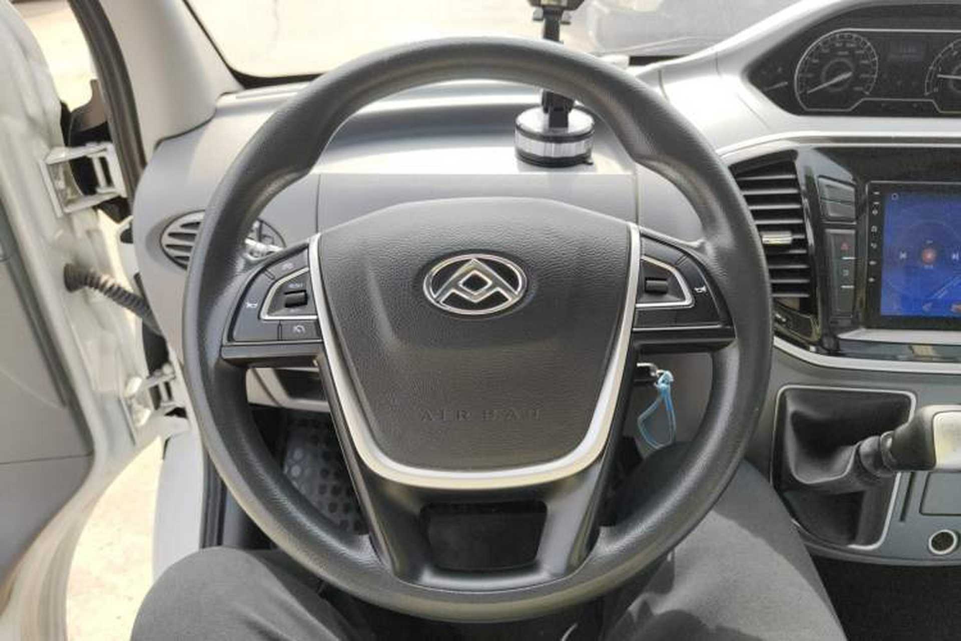 Used SAIC MAXUS Xintu V80 2023 2.0T Manual Classic City Delivery King Short Wheelbase Mid-Roof 3-Seater Steering Wheel