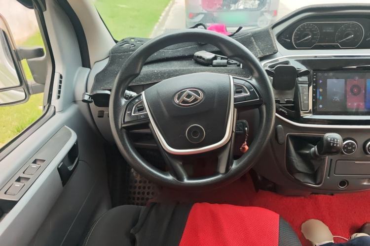 Used SAIC MAXUS Xintu V80 2023 2.0T Manual Classic Aoyuntong Short Wheelbase Ultra-Low Roof 5/6-Seater Steering Wheel
