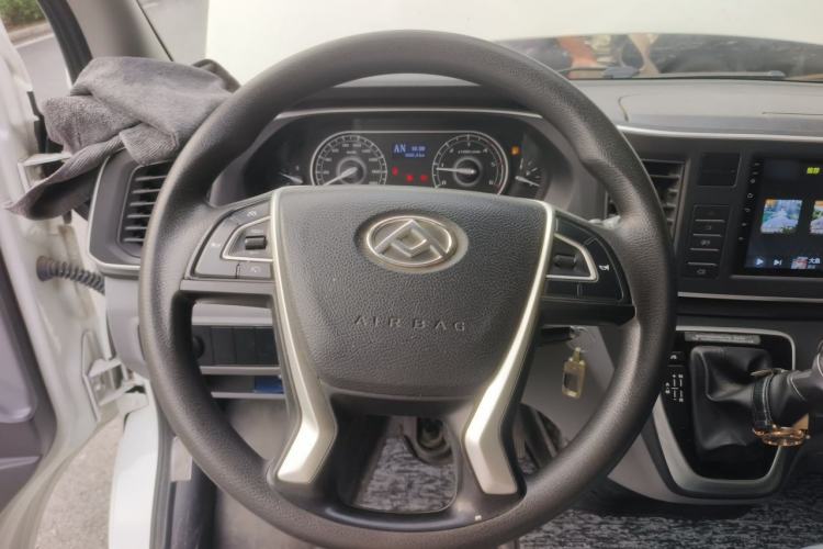 Used SAIC MAXUS Xintu V80 2023 2.0T AMT Classic Aoyuntong Power Version Short Wheelbase Ultra-Low Roof 5/6-Seater Steering Wheel