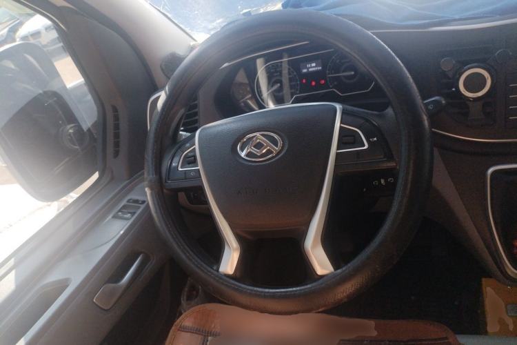Used SAIC MAXUS Xintu V80 2023 2.0T AMT Classic Aoyuntong Short Wheelbase Ultra-Low Roof 5/6-Seater Steering Wheel
