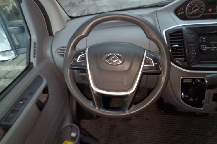 Used SAIC MAXUS Xintu V80 2023 2.0T AMT Classic Aoyuntong Short Wheelbase Mid-Roof 5/6-Seater Steering Wheel