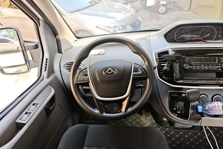 Used SAIC MAXUS Xintu V80 2023 2.0T AMT Classic Aoyuntong Short Wheelbase Ultra-Low Roof 5/6-Seater Steering Wheel