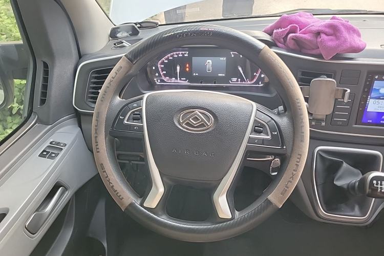 Used SAIC MAXUS Xintu V80 2023 2.0T Manual Classic Aoyuntong Short Wheelbase Ultra-Low Roof 5/6-Seater Steering Wheel