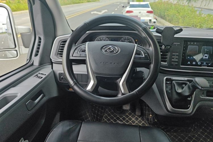 Used SAIC MAXUS Xintu V80 2023 2.0T PLUS AMT City Edition Short Wheelbase Ultra-Low Roof 5/6-Seater Steering Wheel