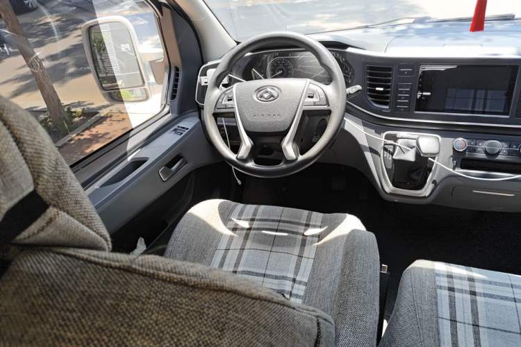 Used SAIC MAXUS Xintu V80 2023 2.0T AMT Classic Aoyuntong Power Version Short Wheelbase Ultra-Low Roof 5/6-Seater Steering Wheel