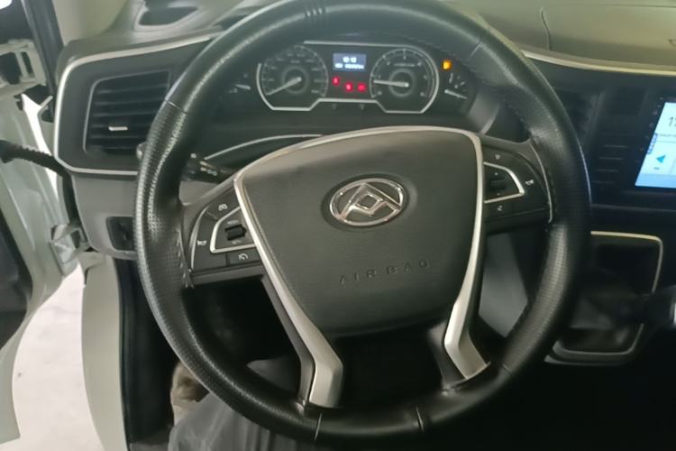 Used SAIC MAXUS Xintu V80 2023 2.0T Manual Classic Aoyuntong Short Wheelbase Ultra-Low Roof 7/8/9-Seater Steering Wheel