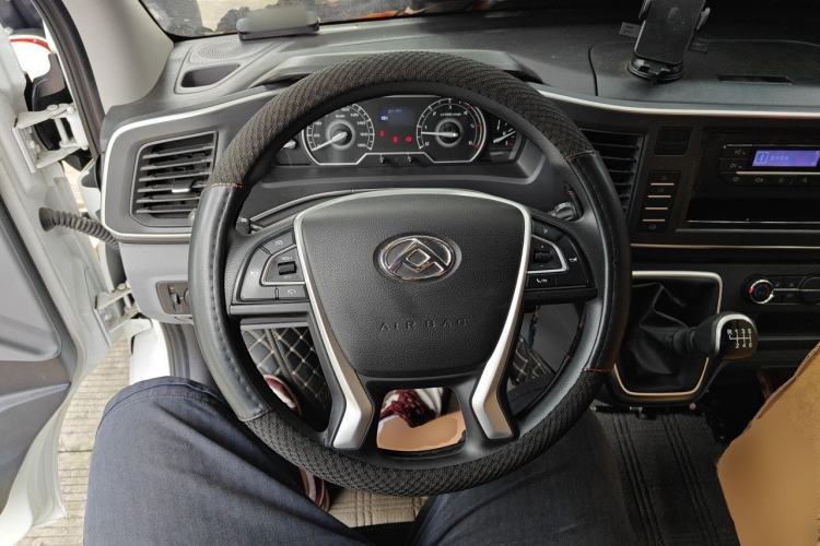 Used SAIC MAXUS Xintu V80 2023 2.0T Manual Classic Aoyuntong Short Wheelbase Mid-Roof 5/6-Seater Steering Wheel