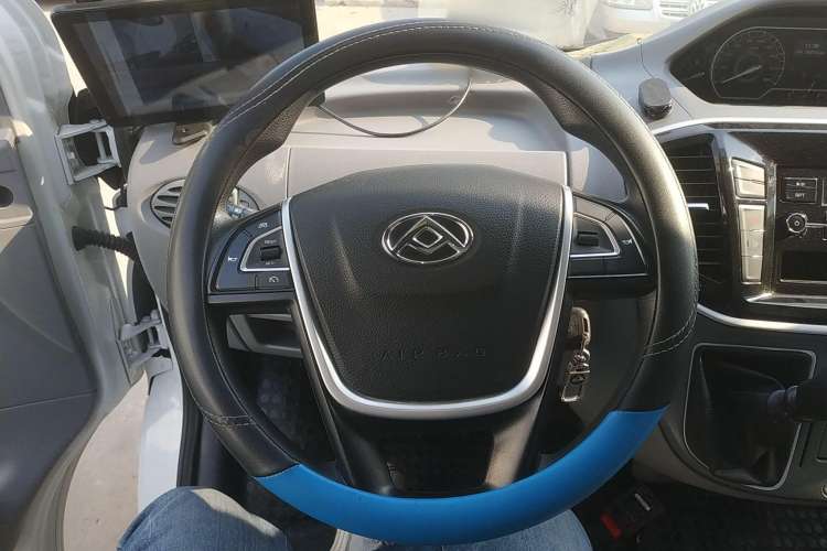 Used SAIC MAXUS Xintu V80 2023 2.0T Manual Classic City Delivery King Short Wheelbase Mid-Roof 3-Seater Steering Wheel